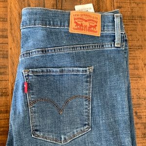 Women’s Levi skinny jeans